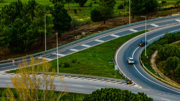 从高速公路和与其他目的地的不同连接处俯瞰里斯本的航拍图像图片下载