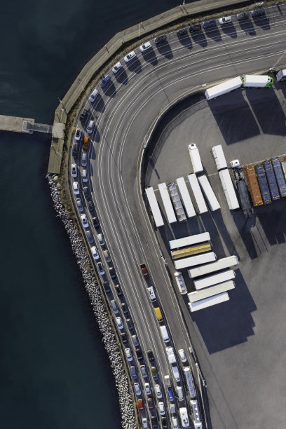 汽车在港口排队等候图片下载