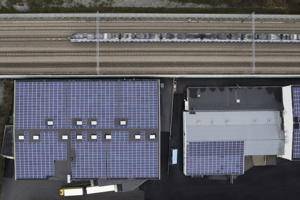 在靠近工业区的铁路上火车图片下载