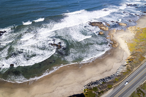 海边高速公路的鸟瞰图图片下载