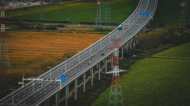 沿着葡萄牙的道路和桥梁的航拍图像，具有史诗般的场景。图片下载