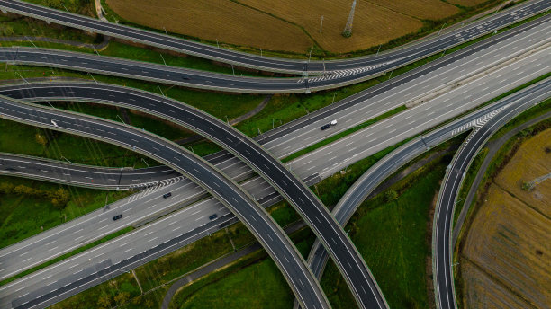 从高速公路和与其他目的地的不同连接处俯瞰里斯本的航拍图像图片下载