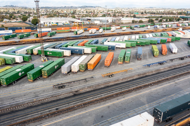 洛杉矶附近工业城市景观的无人机视图图片下载