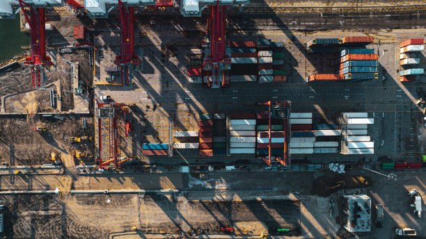 里斯本附近的一个集装箱码头及其组成部分。图片下载