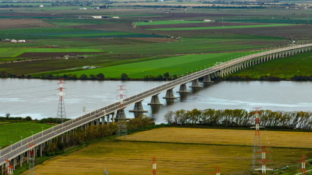 沿着葡萄牙的道路和桥梁的航拍图像，具有史诗般的场景。图片下载