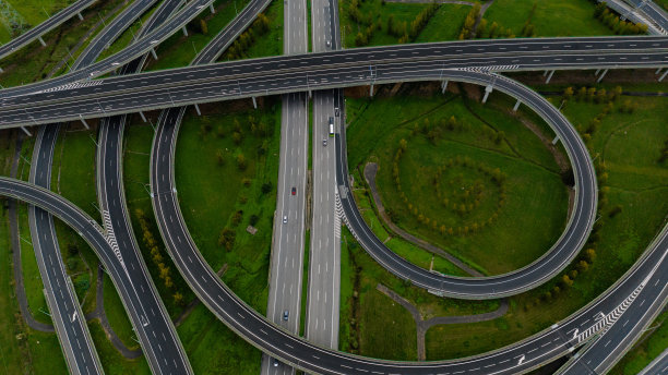 从高速公路和与其他目的地的不同连接处俯瞰里斯本的航拍图像图片下载