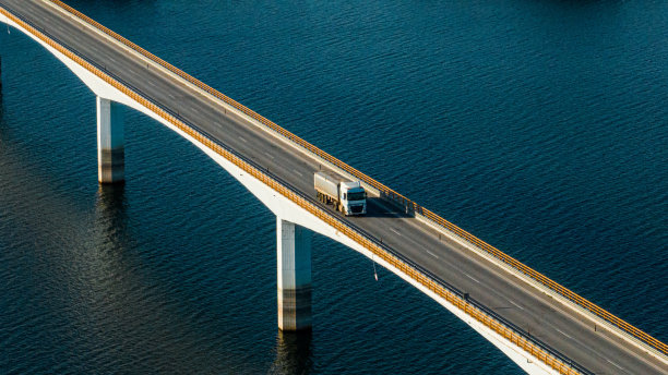 沿着葡萄牙的道路和桥梁，航拍的过境图像具有史诗般的场景。图片下载