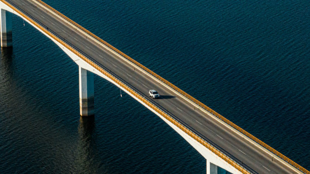 沿着葡萄牙的道路和桥梁，航拍的过境图像具有史诗般的场景。图片下载