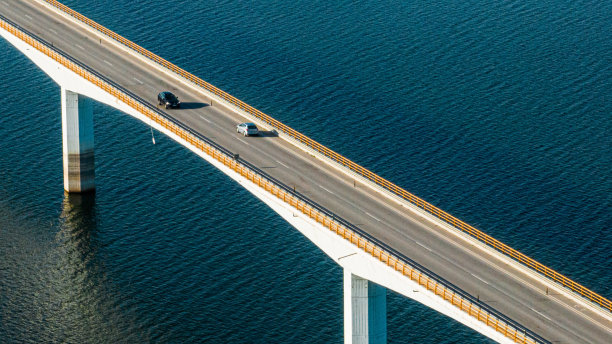 沿着葡萄牙的道路和桥梁，航拍的过境图像具有史诗般的场景。图片下载