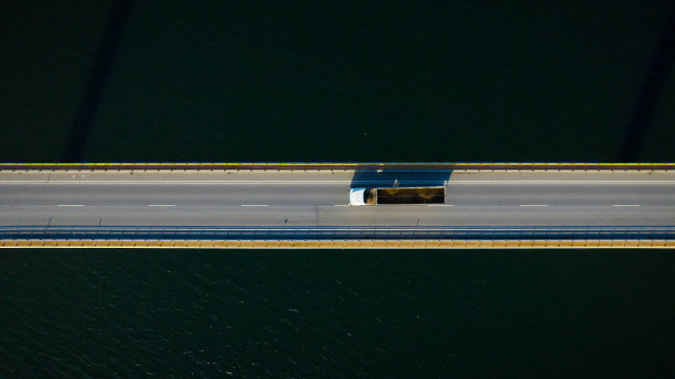 沿着葡萄牙的道路和桥梁，航拍的过境图像具有史诗般的场景。图片下载