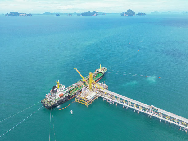 深海港口的工业原油和燃料油轮鸟瞰图图片下载