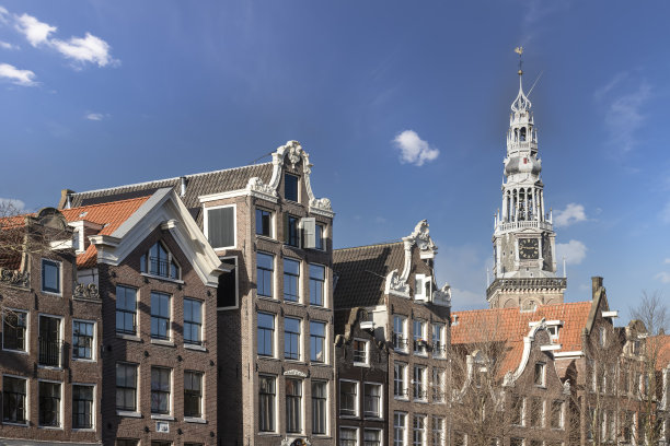 古老的教堂塔- Oude Kerk，以及阿姆斯特丹中心古老的历史运河房屋的正面。图片下载