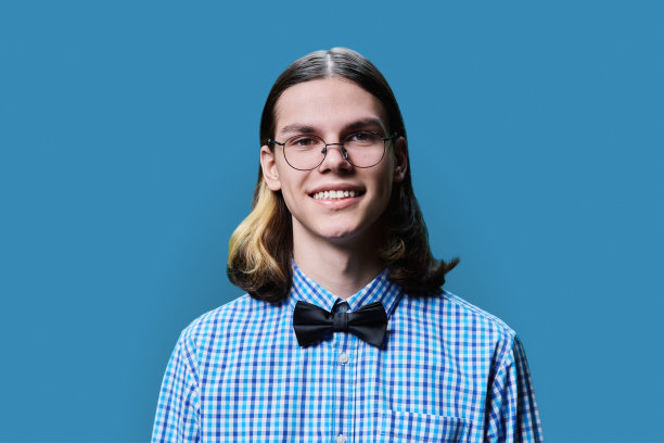 蓝色工作室背景上微笑少年的头像图片下载