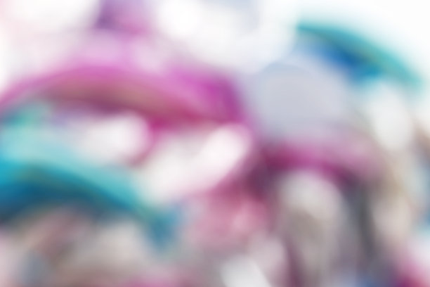 色彩鲜艳的鲸鱼形状气球的抽象模糊。对于文本背景图片下载