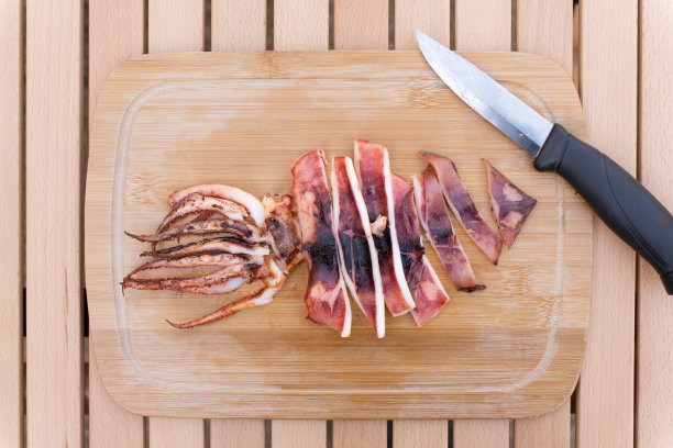 烧烤时吃的来自北海道的烤鱿鱼图片下载