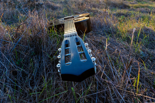 夕阳下的吉他图片下载