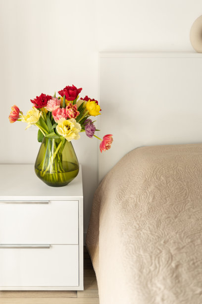 床头柜上放着五颜六色的郁金香。图片下载
