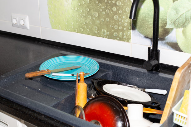 厨房水槽里堆满了脏盘子。概念清洁的房子图片下载