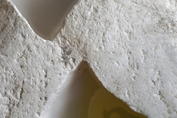 裂纹石头表面的选择性对焦微距照片(抽象，纹理背景)图片下载