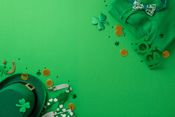 圣帕特里克节的概念。顶部视图照片绿色套头衫爱尔兰党眼镜背带蝴蝶结妖精帽三叶草马蹄铁金币和纸屑在孤立的绿色背景与复制空间图片下载
