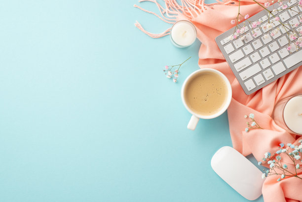 你好，春天概念。顶部视图照片键盘电脑鼠标杯咖啡蜡烛，吉思兰花和粉红色围巾在孤立的粉彩蓝色背景与复制空间图片下载