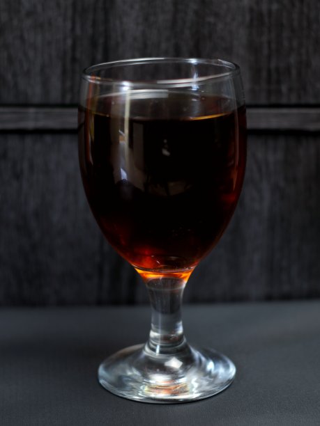 一杯茶放在木制背景上图片下载