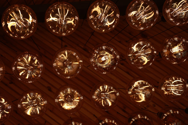 时尚，现代和装饰的爱迪生灯的圆形在行。复古风格的灯泡。很多天花板上都有发光的老式LED灯。对象为室内装饰，选择性对焦照片图片下载