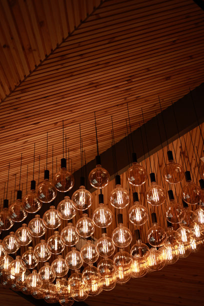 时尚，现代和装饰的爱迪生灯的圆形在行。复古风格的灯泡。很多天花板上都有发光的老式LED灯。对象为室内装饰，选择性对焦照片图片下载