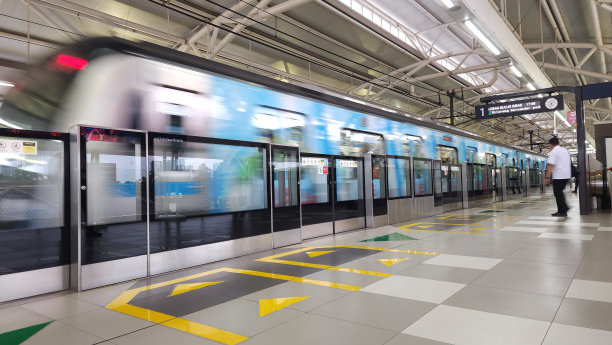 一列火车正从雅加达捷运站出发图片下载