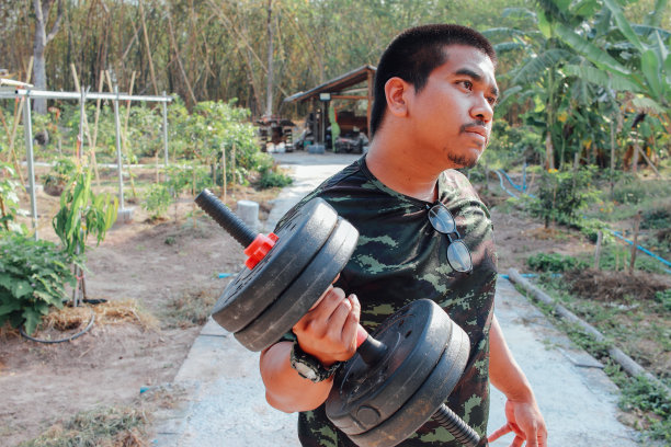 棕色士兵做哑铃卷曲图片下载