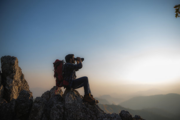 男人背着背包旅行，登山，旅行，旅行，生活方式，成功，动力，冒险概念，户外度假和运动。图片下载