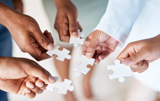 解谜，解决问题和医生手合作，团队合作和解决方案。医院护士网络的医疗、保健和健康支持，以及工作社区的拼图图片下载