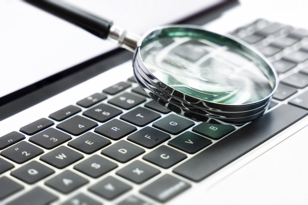 带有放大镜的笔记本电脑图片下载