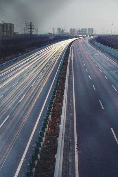 用长曝光拍摄高速公路图片下载
