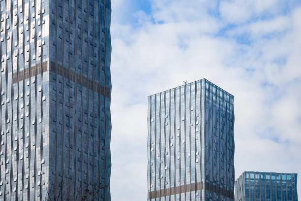 阴云密布的河边的城市图片下载