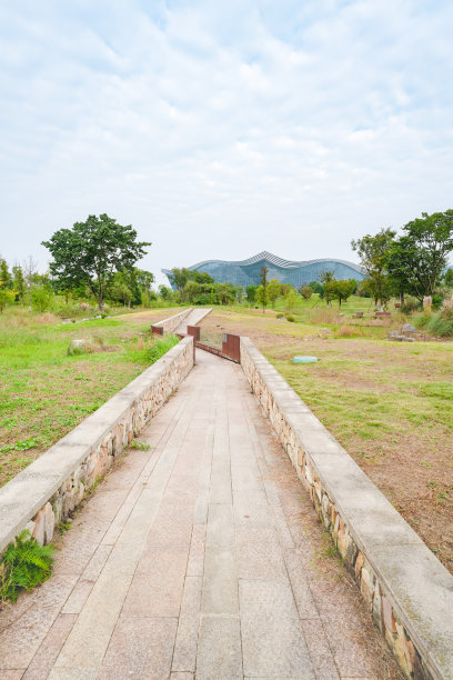 阴云密布的河边的城市图片下载