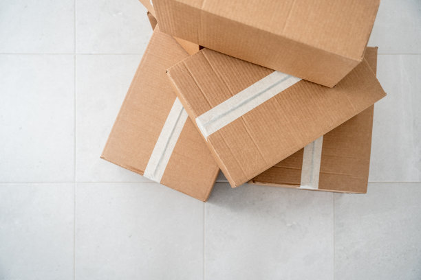 正上方是灰色瓷砖地板上成堆的纸箱。搬家的概念图片下载