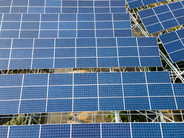 太阳能电池板的鸟瞰图图片下载