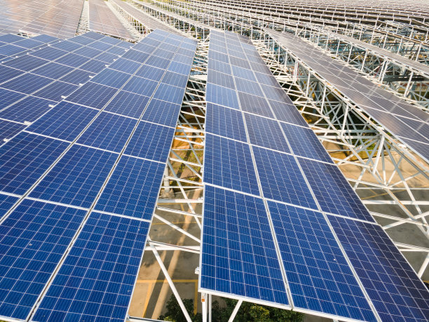 太阳能电池板的鸟瞰图图片下载