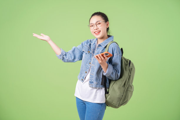 年轻的亚洲大学女孩的照片在绿色背景图片下载