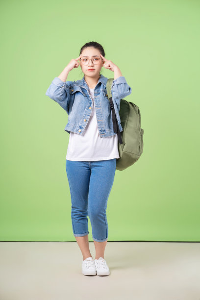 年轻的亚洲大学女孩的照片在绿色背景图片下载