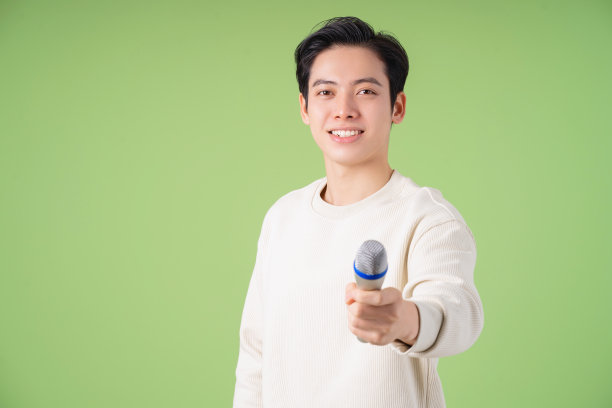 年轻的亚洲男子拿着麦克风的背景图像图片下载
