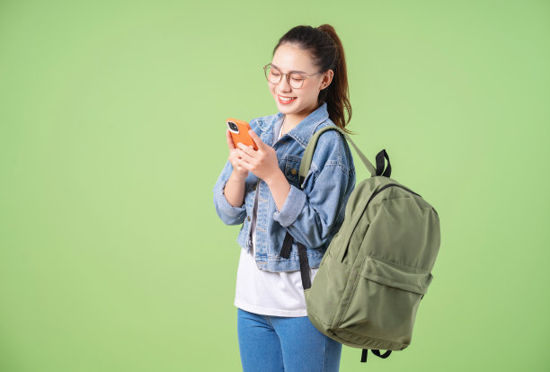 年轻的亚洲大学女孩的照片在绿色背景图片下载