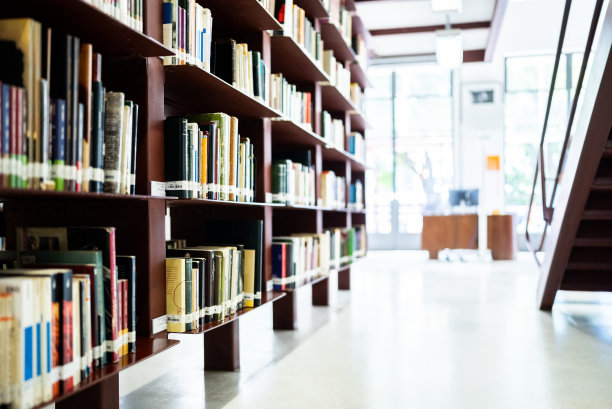 图书馆书架上图片下载