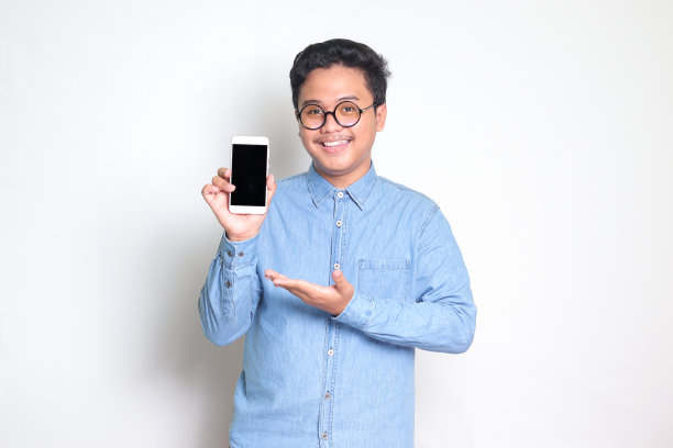 亚洲男子展示黑屏手机图片下载
