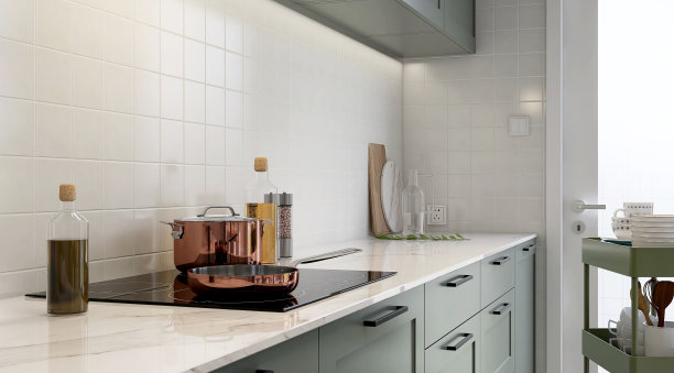 鼠尾草绿色现代厨房台面，白色大理石台面，感应灶台，锅，锅和橱柜，方形白色瓷砖溅墙图片下载