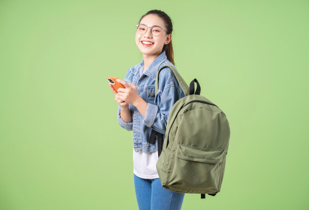 年轻的亚洲大学女孩的照片在绿色背景图片下载