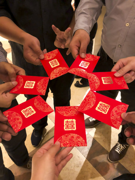 人们在中国婚礼上为他们的朋友和家人收集结婚礼物信封的照片。图片下载