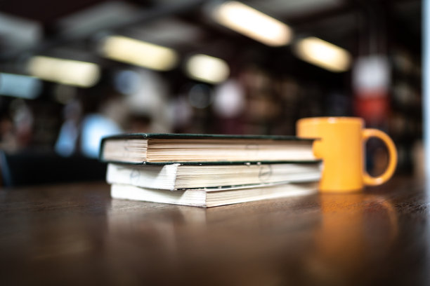 桌子上有书和杯子图片下载