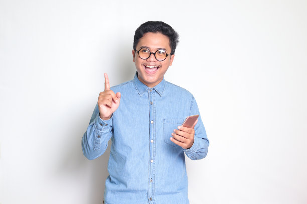 亚洲商人拿着手机指着图片下载